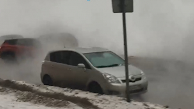 Видео: аварийная бригада прибыла на место прорыва трубы по улице Есенина
