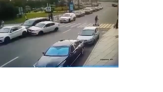 В Петербурге автомобиль перевернулся из-за самокатчика