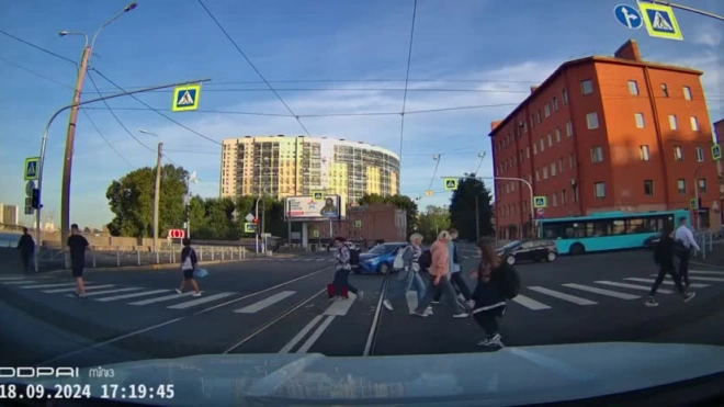 В сети появилось видео столкновения полицейской машины с девочкой