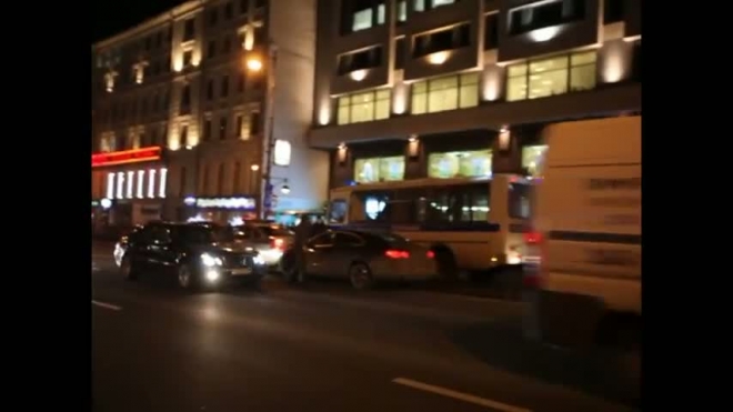 Водитель мешал проехать полицейским автобусам, защищая демонстрантов на Триумфальной 