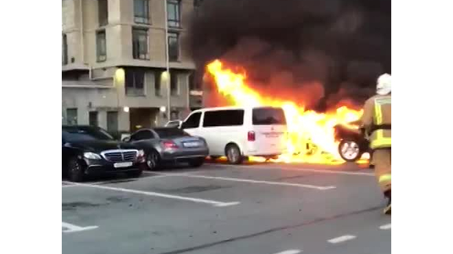 На Васильевском острове полыхал автомобиль: огонь перекинулся на припаркованные рядом машины  