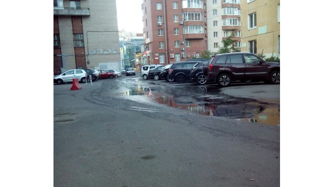На Ленинском проспекте прорвало трубу с горячей водой