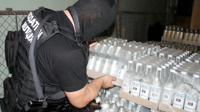 В Петербурге на Черкасова изъяли 620 литров поддельного алкоголя, после смерти от некачественного спиртного 14 человек в Забайкалье