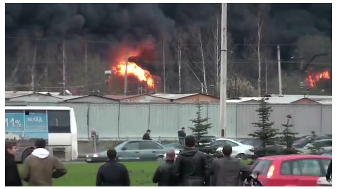 Пожарным удалось справиться с возгоранием мазута в Петербурге