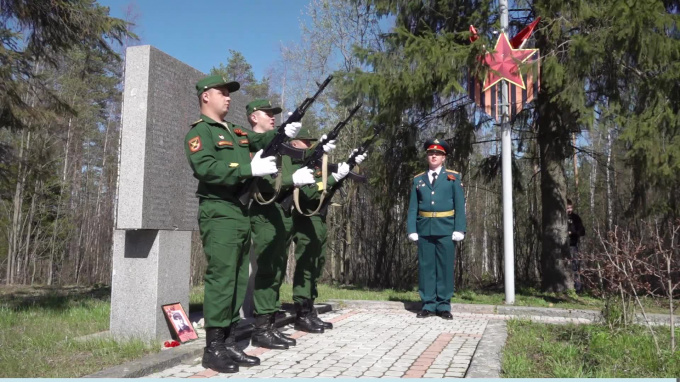 Видео: возложение венков к воинским захоронениям в Выборге