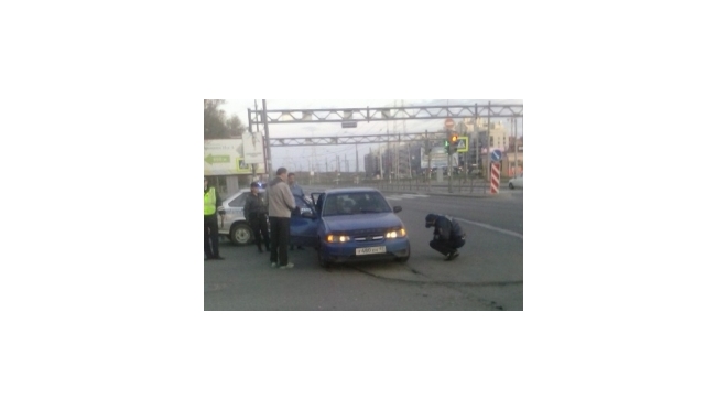Пассажир такси сломал руку, ногу и ребра в аварии на Петергофском шоссе