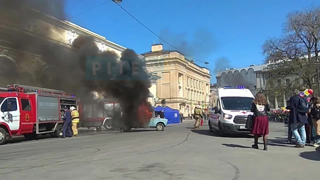 Видео: на Манежной площади подожгли автомобиль вместе с водителем