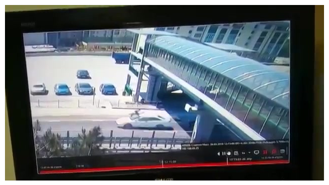 В Геленджике алкаш-супергерой упал на автомобиль с крыши пешеходного перехода