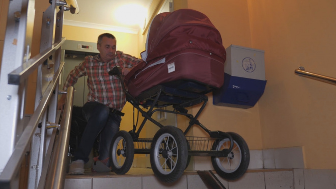 Житель Невского района вынужден спускать детскую коляску на коленях из-за неработающего подъемника