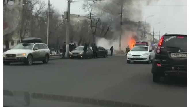 В Волгограде рядом с ЦПКиО загорелась и полностью сгорела маршрутка