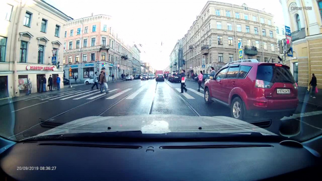 В центре города джип на трех колесах пытался скрыться от полицейских