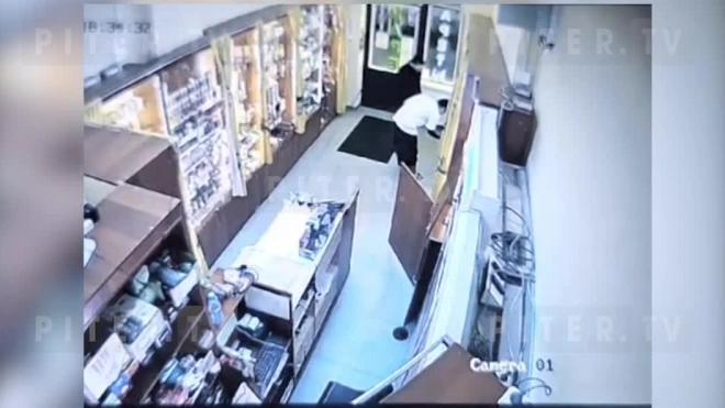 Ограбление магазина в Кудрово попало на видео