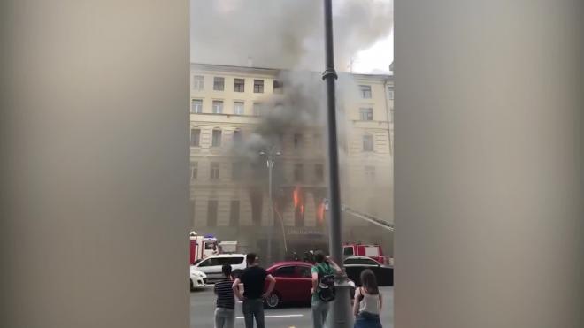 В центре Москвы загорелся жилой дом