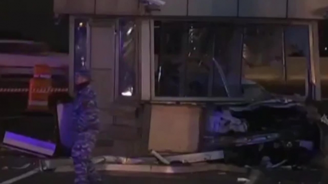 Жуткое видео из Москвы: легковушка протаранила будку охранника