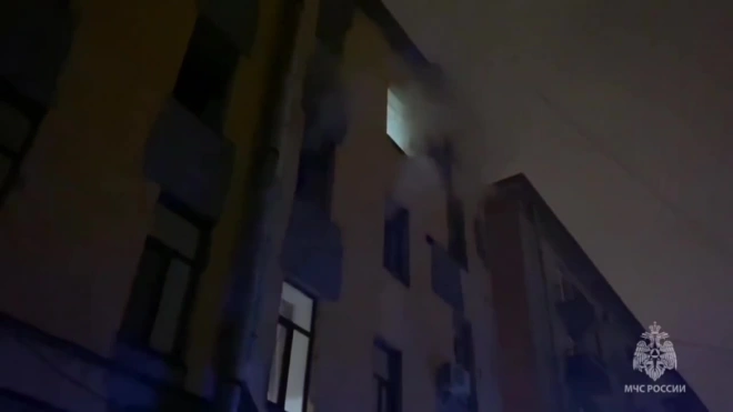 При пожаре в коммунальной квартире на Васильевском острове эвакуировали 26 человек