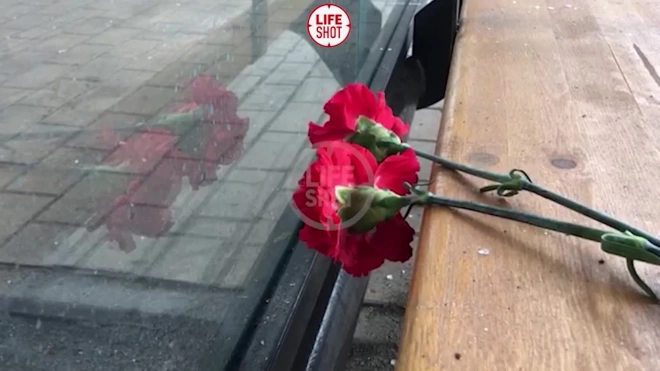 Жители Воронежа несут цветы на остановку, рядом с которой взорвался автобус