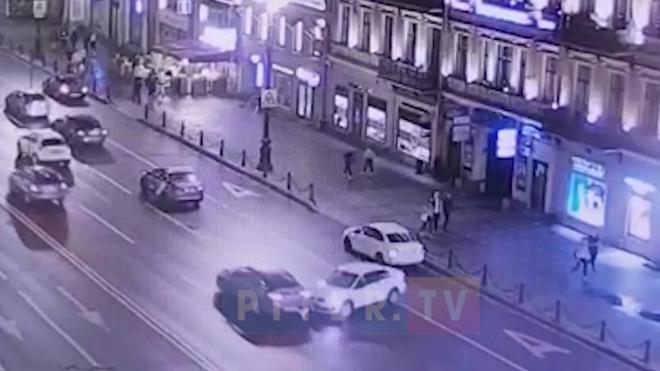 Видео: водитель неудачно повернул в другую полосу на Невском проспекте