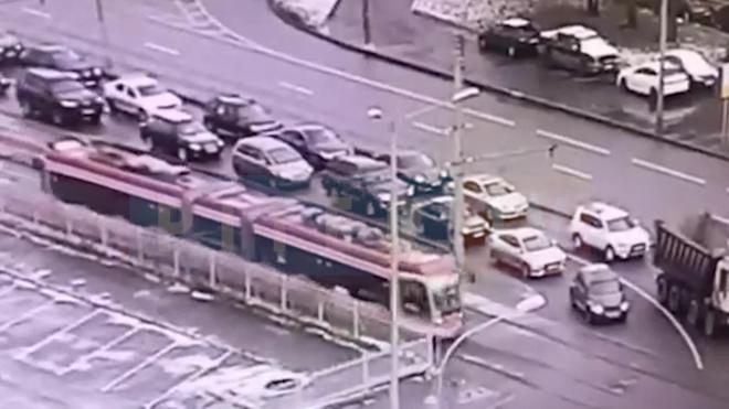 Момент столкновения самосвала с трамваем на Шостаковича попал на видео