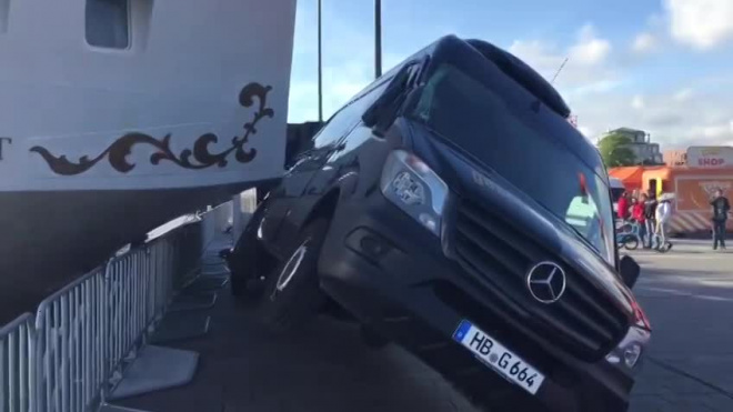 Видео из Германии: Парусник из Петербурга сбил авто в Гамбурге