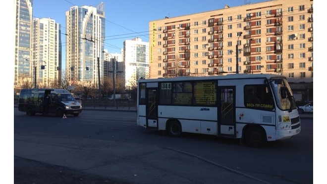 На улице Типанова столкнулись две маршрутки, образовалась пробка