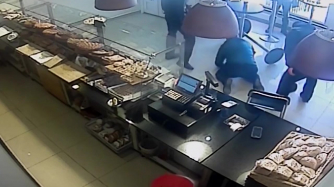 Появилось видео жестокого избиения мужчины в кафе города Волосово