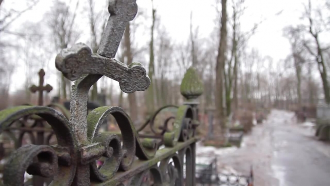 Мужчина загадочно умер на Большеохтинском кладбище