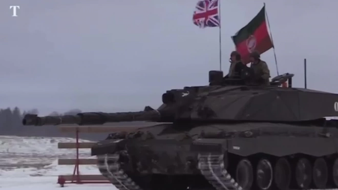 Глава МИД Британии прокатилась на танке НАТО в Эстонии