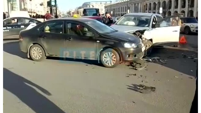 Видео: на пересечении Невского и Михайловской столкнулись три машины 