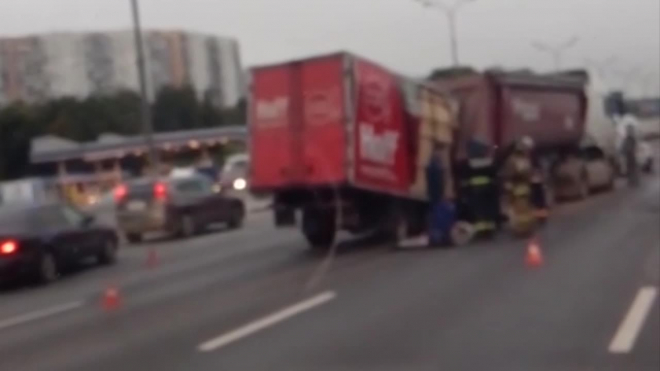Видео из Москвы: В ДТП с двумя грузовиками на МКАД погибли 2 человека