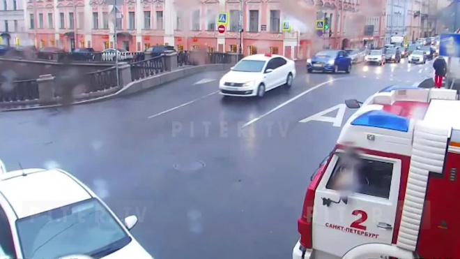 Маневр водителя "назад" стал причиной ДТП на Гороховой