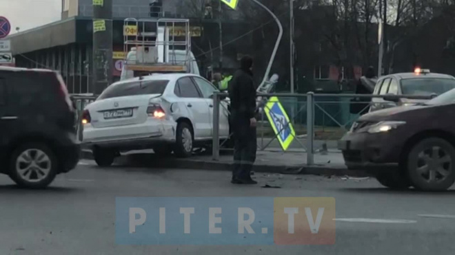 В ДТП на Дальневосточном пострадали две иномарки и дорожный знак