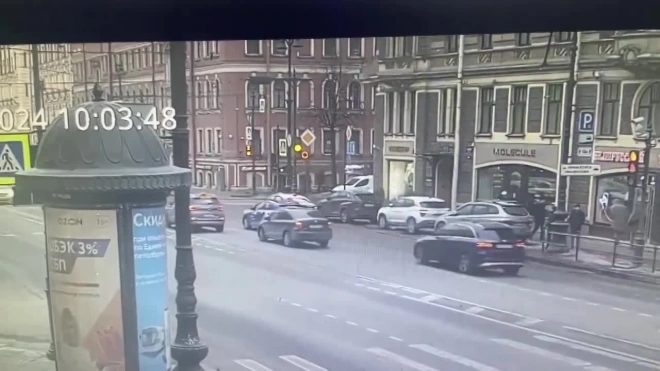 На Невском Mercedes протаранил машины и вылетел на тротуар