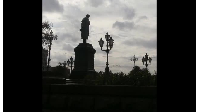 Возле памятника Пушкину в Москве