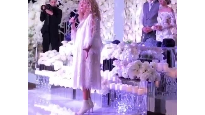 Алла Пугачева на свадьбе у внука выглядела невестой
