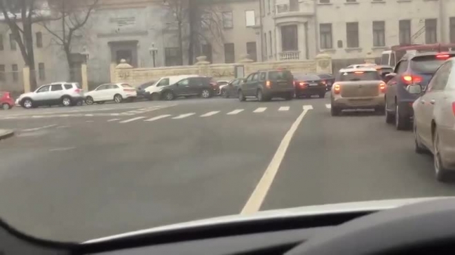 Петербуржец снял на видео беспредел BMW генерала прокуратуры на глазах у ГИБДД