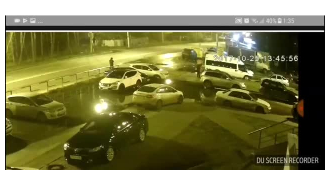 Видео: на парковке в Воронеже неизвестные поджгли машину