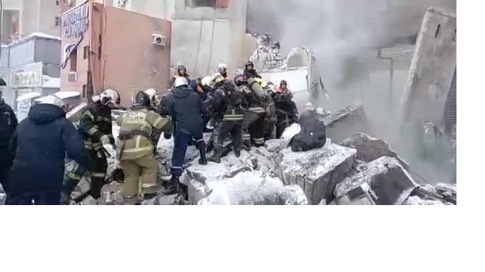 В Нижнем Новгороде из-под завалов извлекли живую женщину