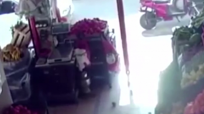 Смелое видео из Турции: Торговец закидал помидорами грабителя с ружьем