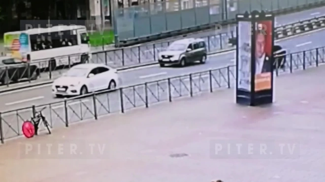 Видео: автомобиль влетел в бордюр на проспекте Стачек