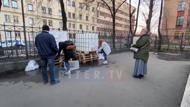 Видео: петербуржцы не успели набрать бесплатного антисептика на Бумажной