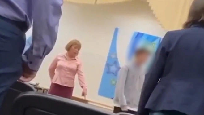В Петербурге учительница потребовала от выпускника извинений на коленях