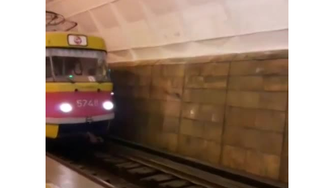 Петербургский метрополитен выложил фейковое видео с трамваем в метро