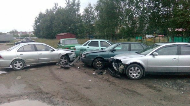 Пьяная автоледи разнесла припаркованные авто в Тосно 