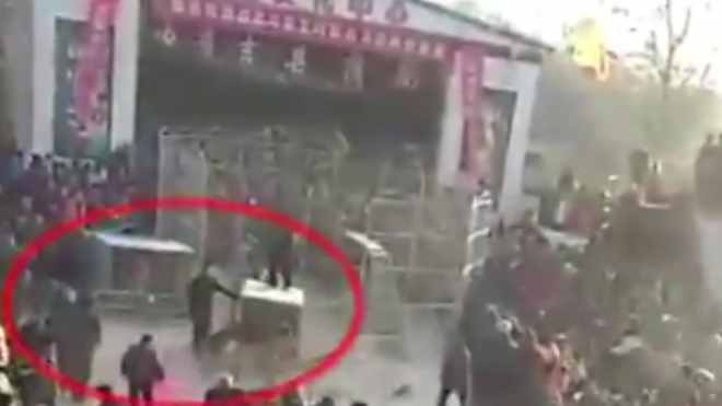 Жуткие кадры из Китая: Цирковой тигр выбрался из клетки и набросился на зрителей
