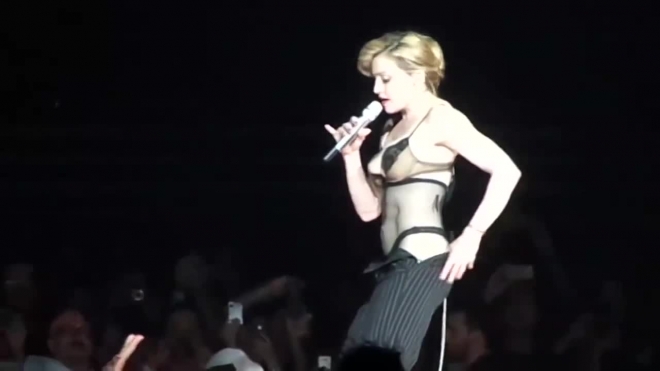 Стареющая Мадонна выставила напоказ голую грудь, снявшись в откровенной фотосессии