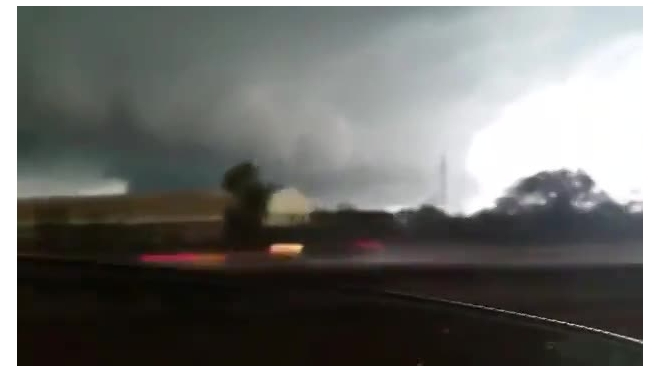 Видео: мощный торнадо в Луизиане (США)