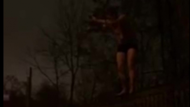 Очевидцы сняли на видео голыша, забравшегося на ограду Юсуповского сада