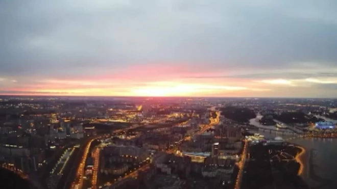 Камеры "Лахта Центра" засняли яркий рассвет над Петербургом