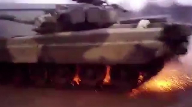 Танковый дрифт: Т-80 сделал "полицейский разворот" с искрами на видео