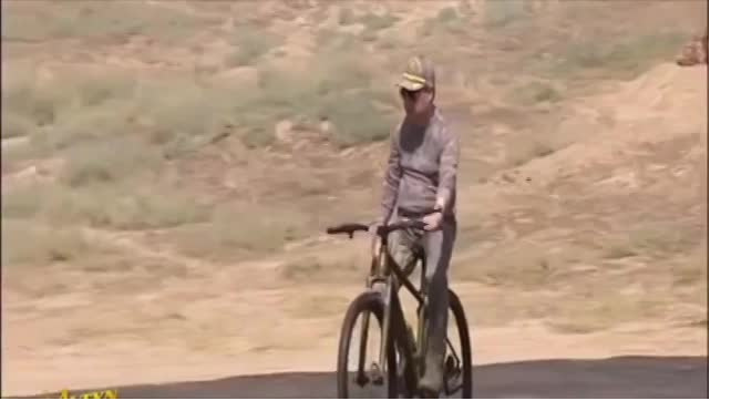 Видео: глава Туркмении расстрелял три мишени верхом на велосипеде 
